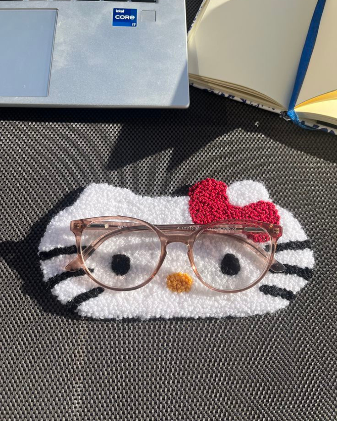 Descanso para óculos inspirado em gatinho feito com bordado russo
