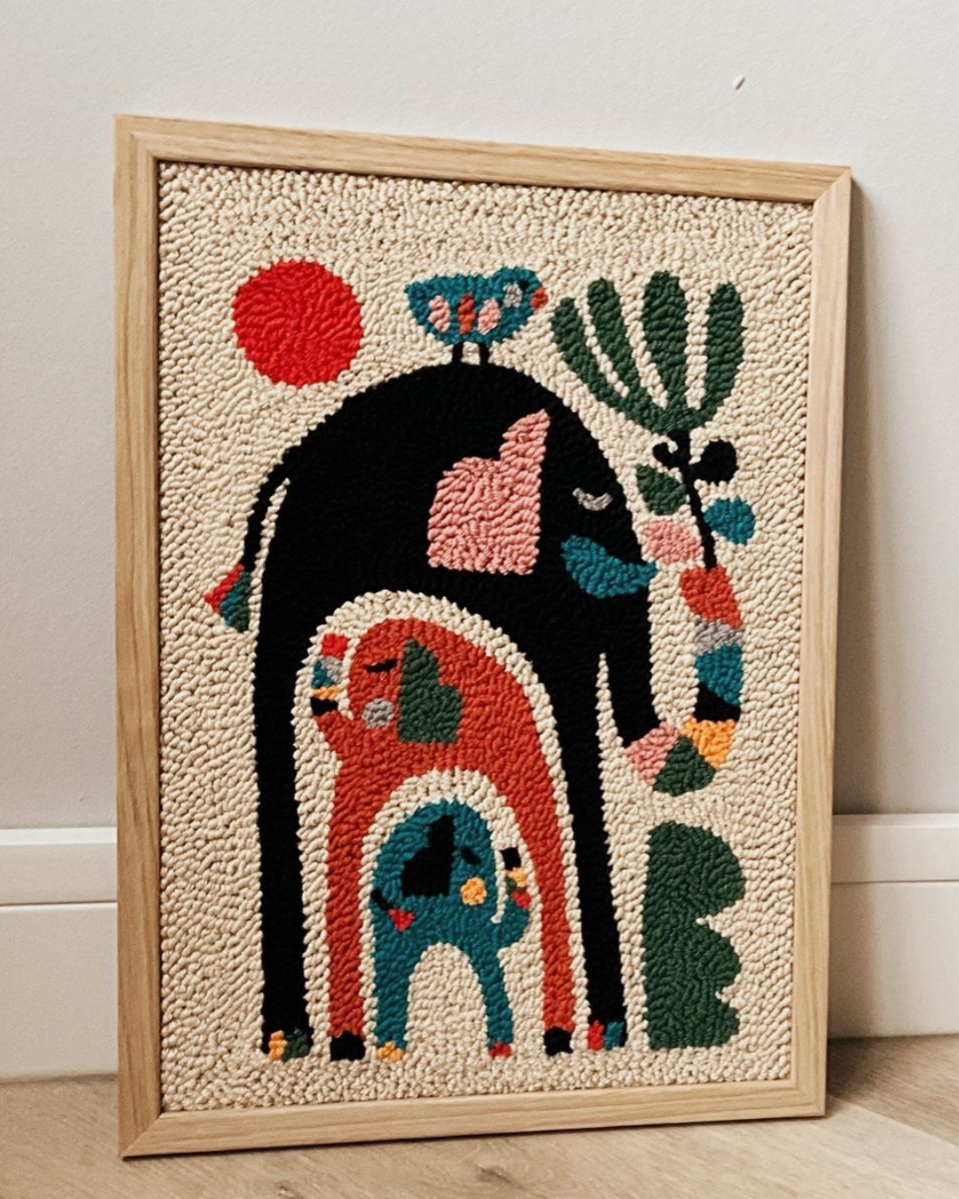 Quadro artesanal de bordado russo com elefante