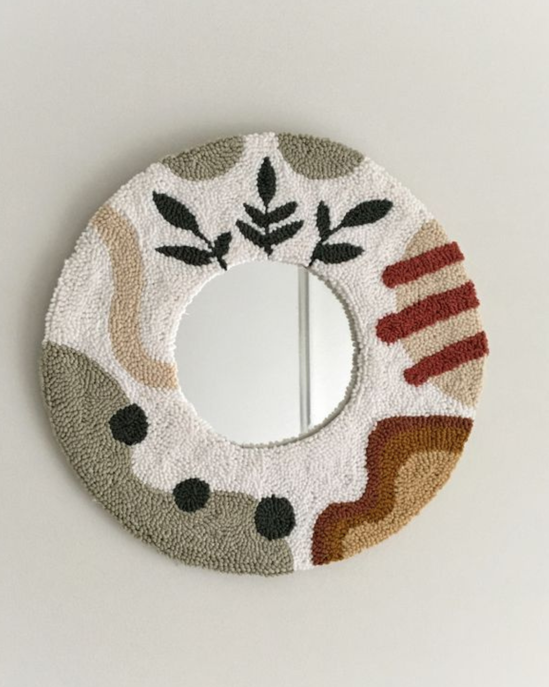 Espelho decorativo artesanal feito com bordado russo