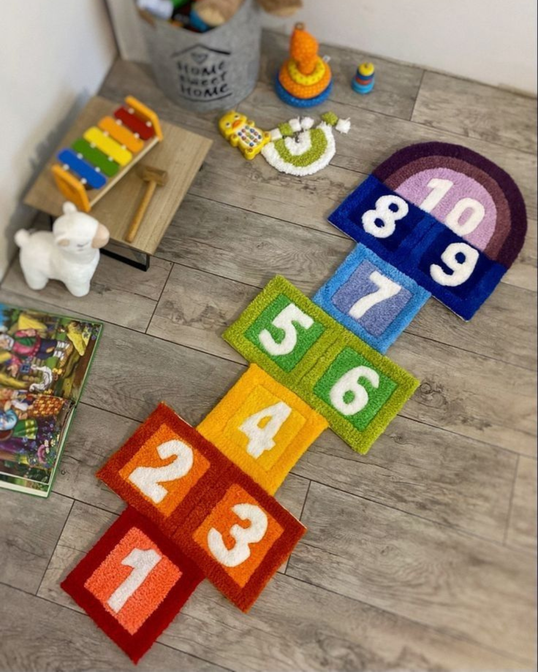 Tapete infantil de amarelinha feito com bordado russo